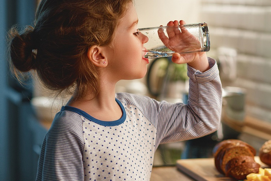 girl-drinking-water